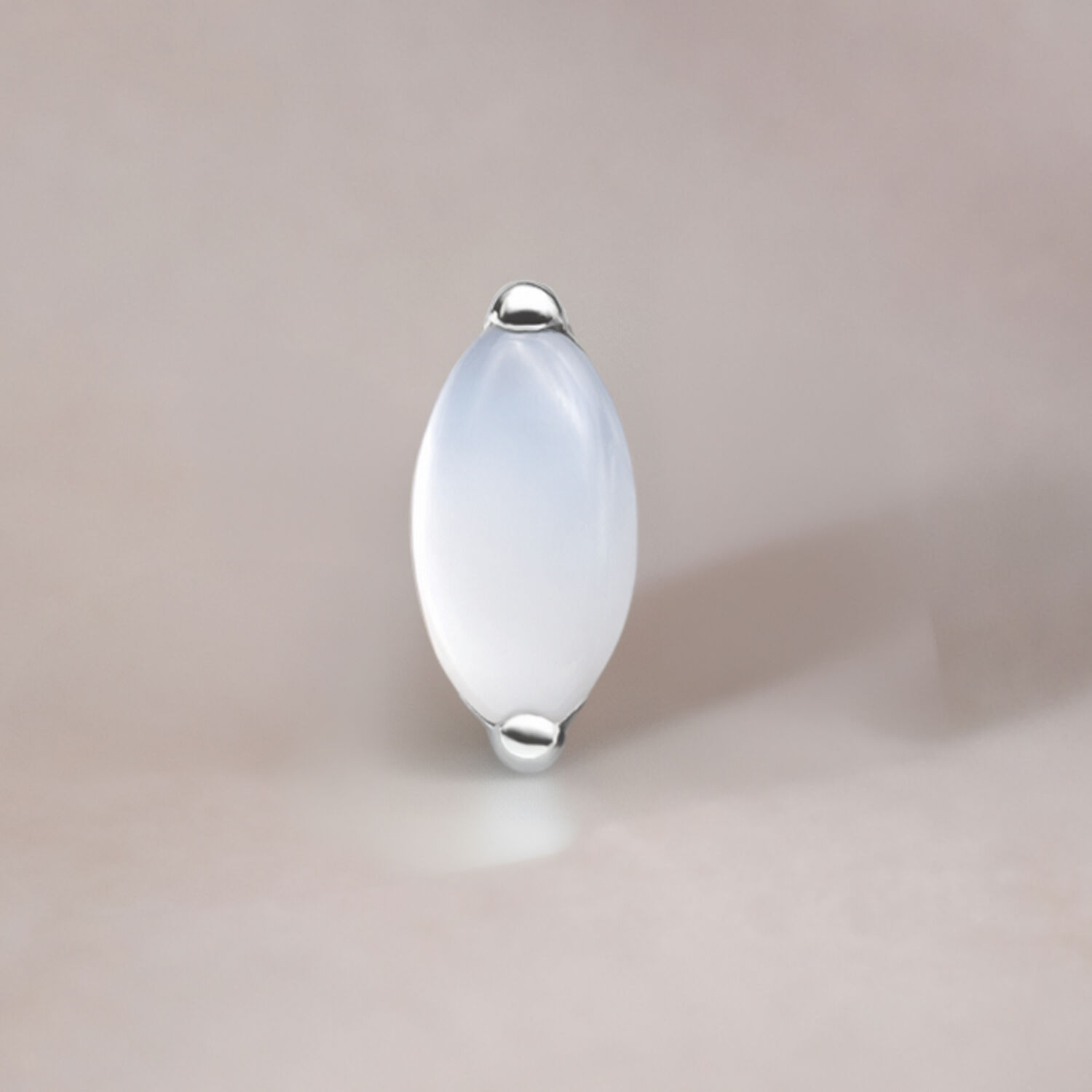 Accessorio Push Fit in argento con pietra di luna ovale su sfondo neutro