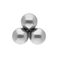 Triplo attacco in titanio argento per piercing su sfondo bianco