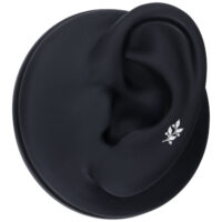 Inserto a forma di foglia di cristallo su modello di orecchio nero