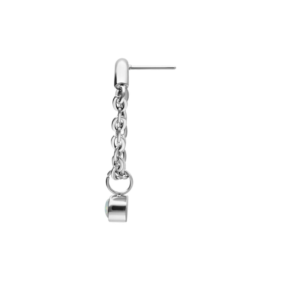 Accessorio piercing color argento con opale sintetico su sfondo bianco