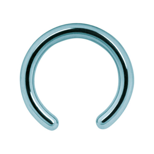 Clip in anello azzurro in titanio su sfondo bianco
