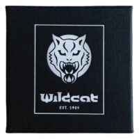 Scatola portagioie nera con logo Wildcat su sfondo bianco
