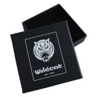 Scatola portagioie nera con logo Wildcat e coperchio aperto su sfondo bianco