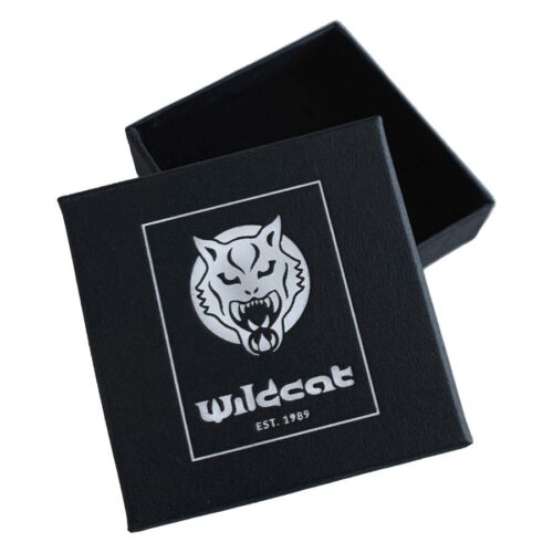 Scatola portagioie nera con logo Wildcat e coperchio aperto su sfondo bianco