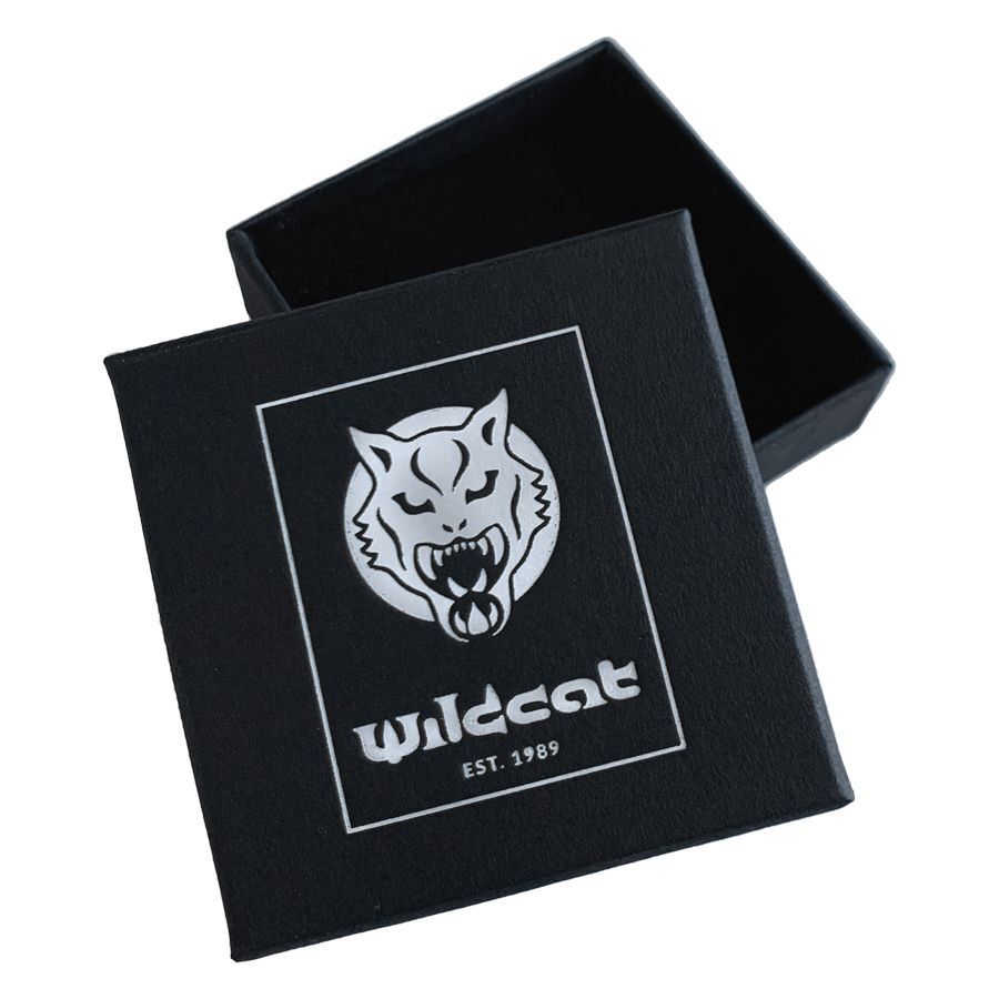 Scatola portagioie nera con logo Wildcat e coperchio aperto su sfondo bianco