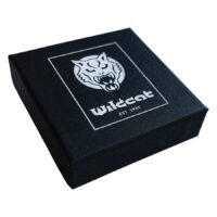 Scatola portagioie nera con logo Wildcat su sfondo bianco