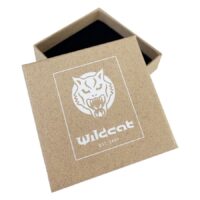 Scatola quadrata per gioielli in cartone marrone con logo Wildcat bianco e fodera interna nera