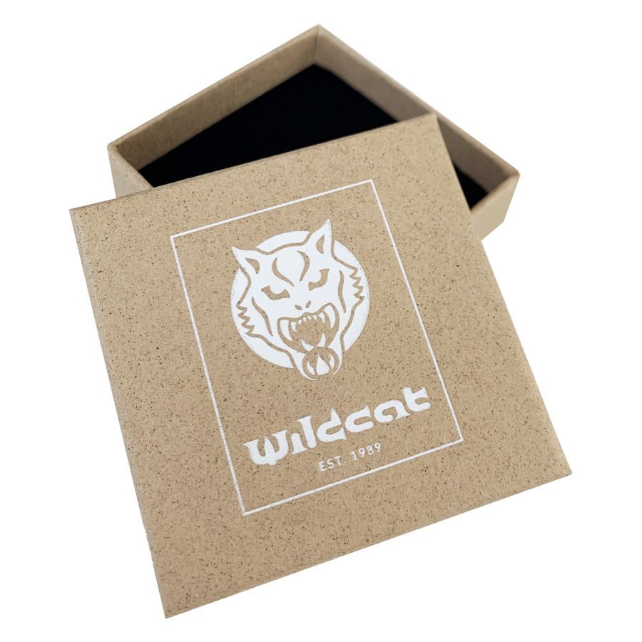 Scatola quadrata per gioielli in cartone marrone con logo Wildcat bianco e fodera interna nera