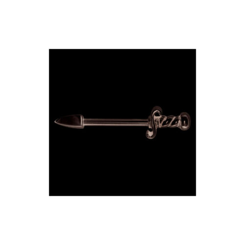 Barbell per capezzolo argento con design a pugnale su sfondo bianco