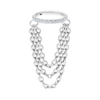 Clicker a tripla catena in oro bianco con cristalli su sfondo bianco