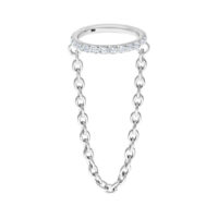 Anello a cerniera in titanio bianco oro con catena di cristalli su sfondo bianco