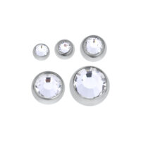 Cinque sfere di strass lucenti di diverse dimensioni su sfondo bianco