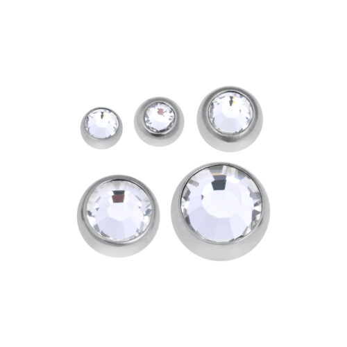 Cinque sfere di strass lucenti di diverse dimensioni su sfondo bianco