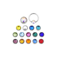 Sfera colorata in titanio per piercing Diverse sfere in titanio con cristalli colorati su sfondo bianco