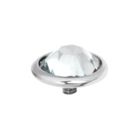 Accessorio in titanio argento con cristallo sfaccettato su sfondo bianco