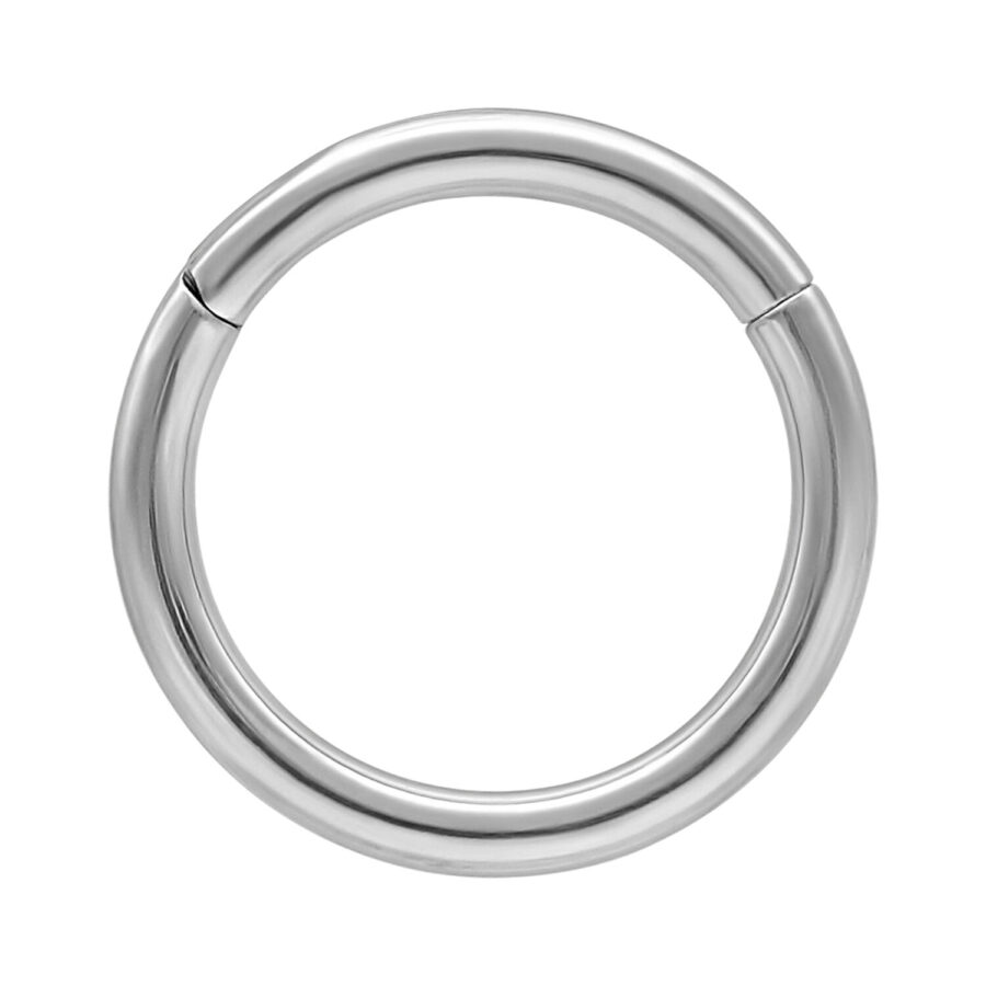 Anello a cerniera in titanio argento su sfondo bianco