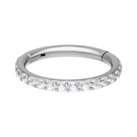 Anello piercing color argento con cristalli, diametro interno di 6,0 mm, su sfondo bianco