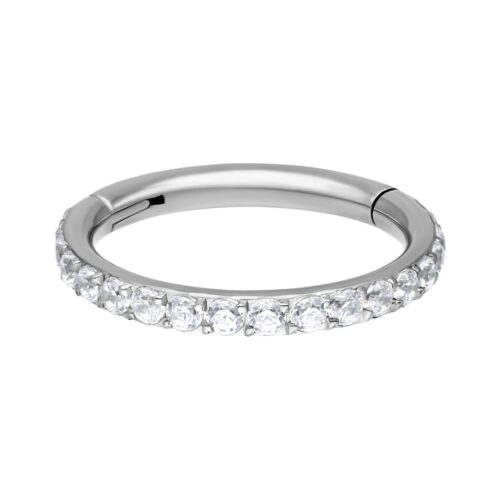 Anello piercing color argento con cristalli, diametro interno di 6,0 mm, su sfondo bianco