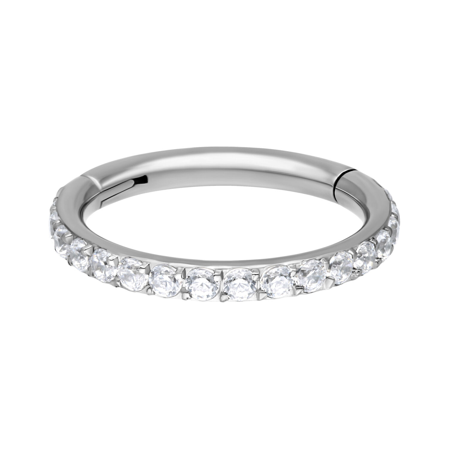 Anello piercing color argento con cristalli, diametro interno di 6,0 mm, su sfondo bianco