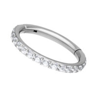 Anello piercing in argento con cristalli, diametro interno 6,0 mm, su sfondo bianco