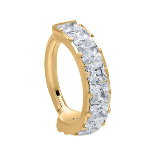 Anello dorato con cerniera e cristalli chiari su sfondo bianco