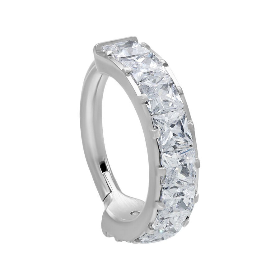 Anello piercing in argento con cristalli chiari, spessore 1,2 mm, su sfondo bianco