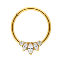 Anello clicker in titanio dorato con cinque zirconi chiari su sfondo bianco