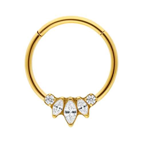 Anello clicker in titanio dorato con cinque zirconi chiari su sfondo bianco