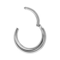 Anello clicker in titanio argento con cerniera su sfondo bianco