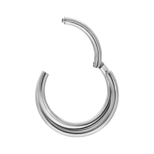 Anello clicker in titanio argento con cerniera su sfondo bianco