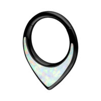 Clicker per setto in metallo nero con pietra opalescente su sfondo bianco