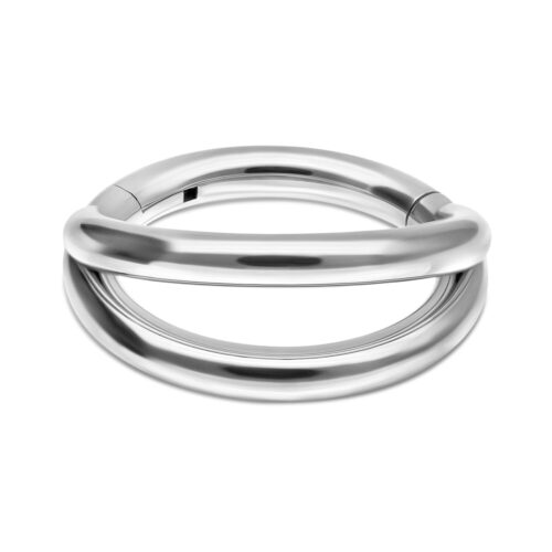 Clicker a doppia fila in argento di titanio su sfondo bianco