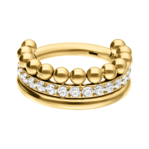 Anello piercing dorato con fila di cristalli e sfere su sfondo bianco