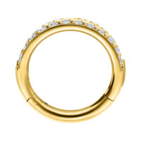 Clicker piercing dorato con doppia fila di cristalli su sfondo bianco