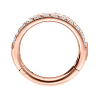 Clicker in titanio oro rosa con doppia fila di cristalli su sfondo bianco