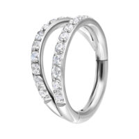 Clicker a doppia fila in argento con cristalli bianchi su sfondo bianco