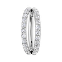 Clicker in argento con doppia fila di cristalli su sfondo bianco