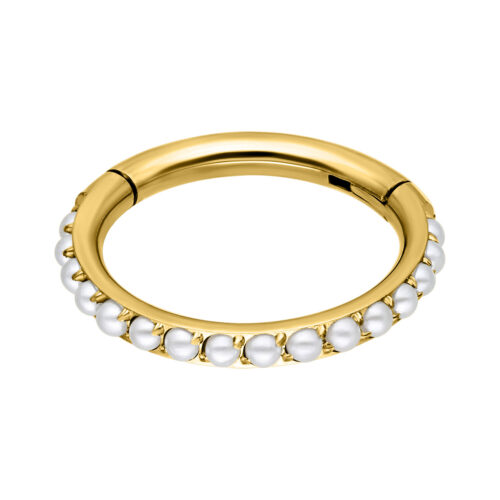 Anello piercing in metallo dorato con perle bianche su sfondo bianco