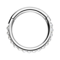 Anello piercing in argento con decorazione di perle su sfondo bianco