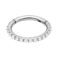 Anello piercing argento con perle bianche su sfondo bianco