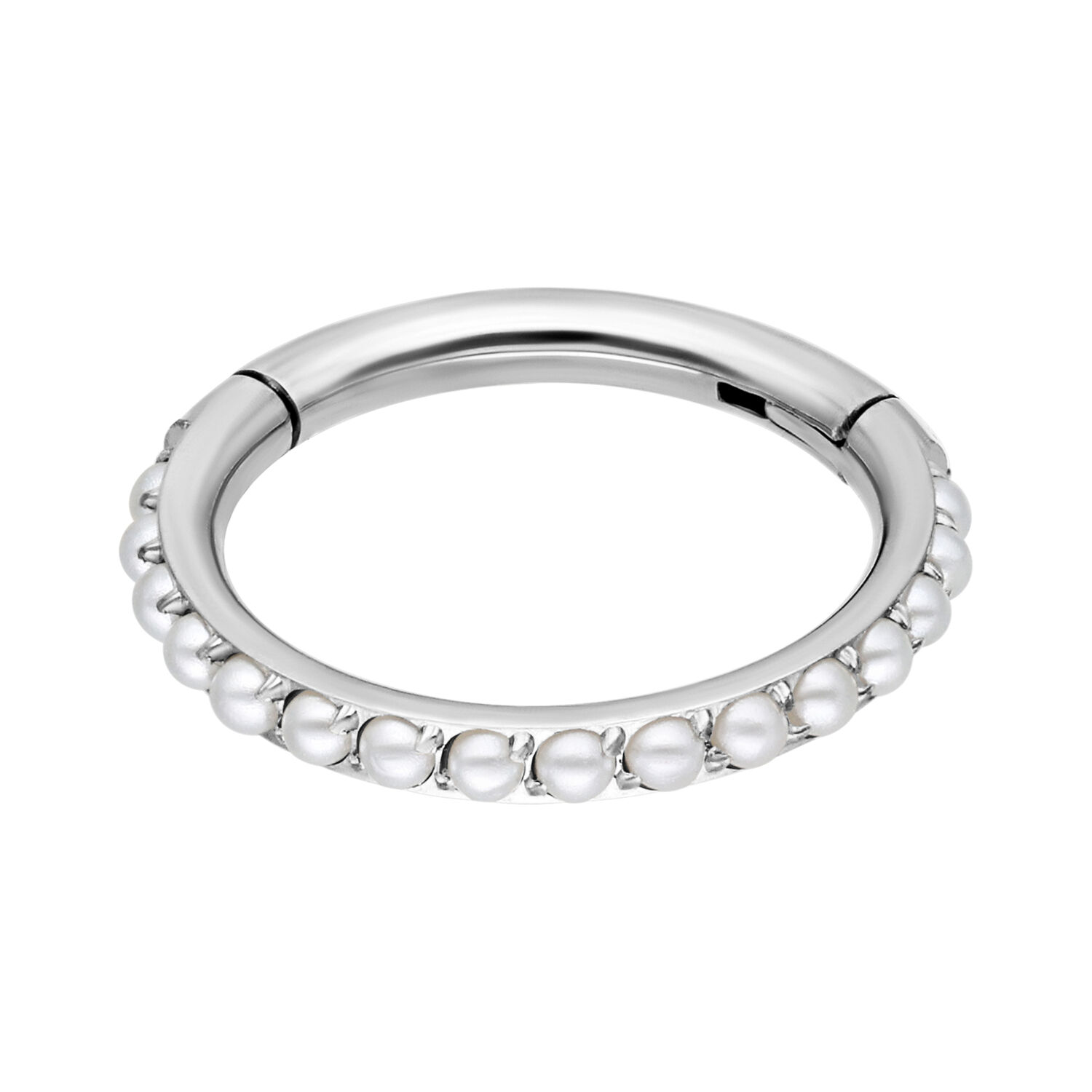 Anello piercing argento con perle bianche su sfondo bianco