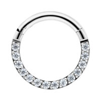 Anello clicker argentato con cristalli chiari su sfondo bianco