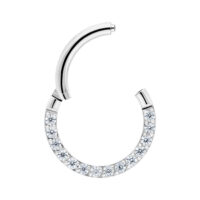 Clicker in argento con cristalli pavé su sfondo bianco