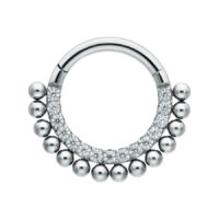 Anello piercing in argento con cristalli e piccole sfere su sfondo bianco