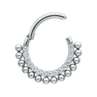 Anello piercing in titanio argento con cristalli su sfondo bianco