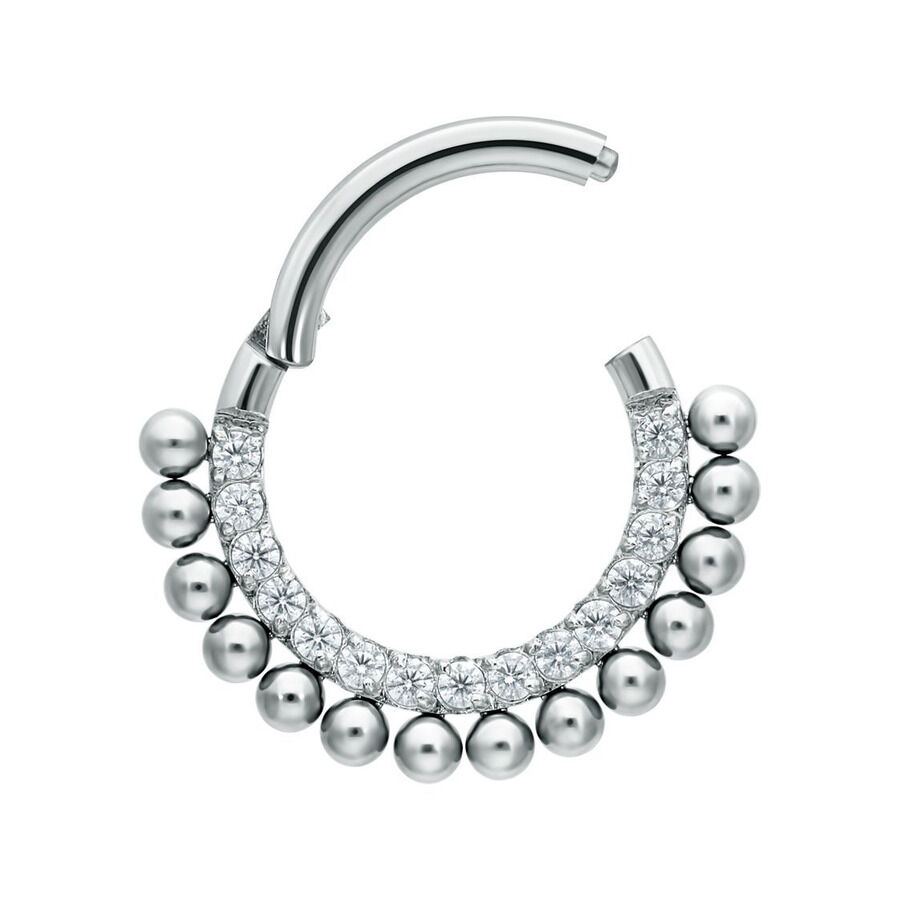 Anello piercing in titanio argento con cristalli su sfondo bianco