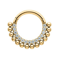 Anello piercing dorato con cristalli su sfondo bianco