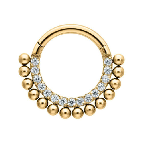 Anello piercing dorato con cristalli su sfondo bianco
