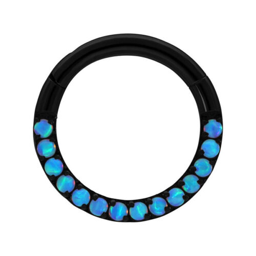 Clicker rotondo in titanio nero con pietre di opale azzurro chiaro su sfondo bianco