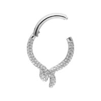 Piercing Serpentes Clicker in argento di titanio con motivo a serpente su sfondo bianco